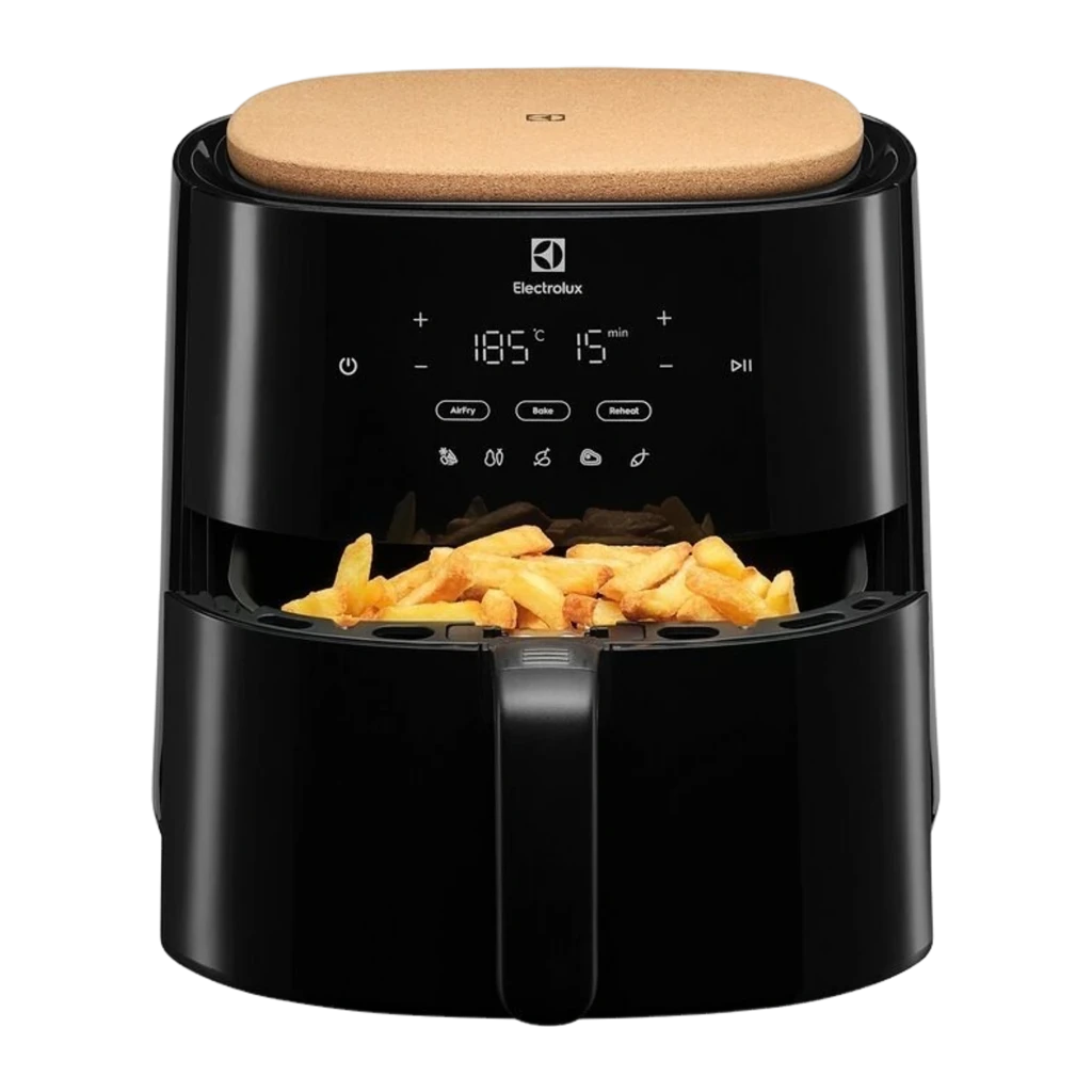 Electrolux Freidora de aire EAF5B 5L 1500W negro, vista frontal con cesta abierta: patatas fritas en la cesta extraída y