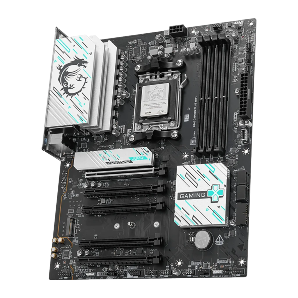 MSI B840 Gaming Plus WiFi negro/plateado, vista frontal en ángulo: socket AM5, disipadores VRM blancos con dragón y ranuras