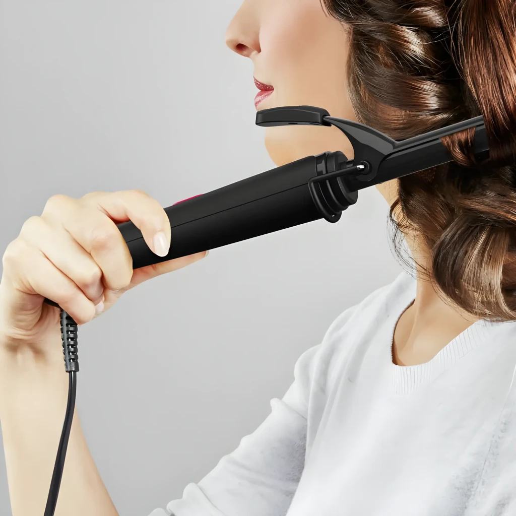 Rowenta Rizador CF2119 Express Style Negro, uso: mujer aplicando el rizador en cabello castaño con rizos definidos
