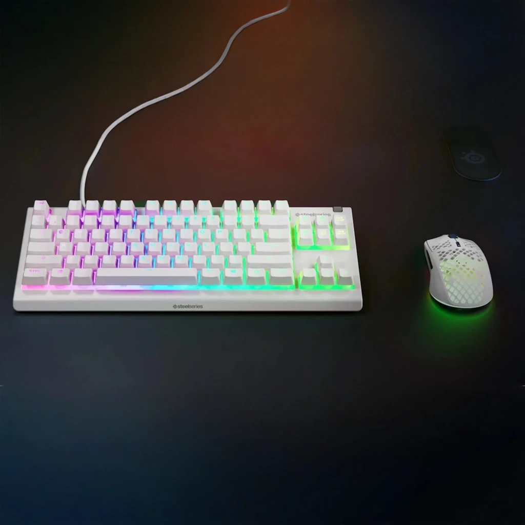 SteelSeries Apex 3 TKL blanco, vista superior: teclado con retroiluminación RGB y ratón gaming blancos sobre escritorio