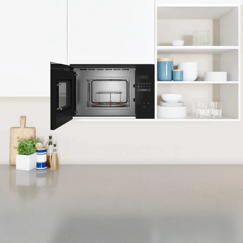 Balay 3CG5172N2 cristal negro, puerta abierta en cocina: interior con grill y panel táctil lateral visibles