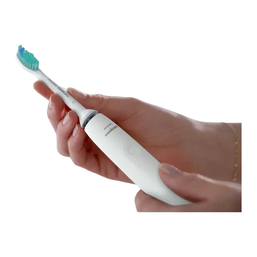Philips Sonicare 2100 Series HX3651/13 blanco, vista en mano: mano sosteniendo el cepillo en ángulo diagonal, cabezal verde