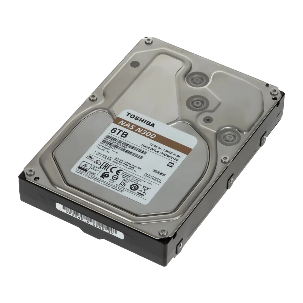 Toshiba N300 6TB plateado, vista en perspectiva: carcasa metálica, etiqueta técnica y conector SATA visibles