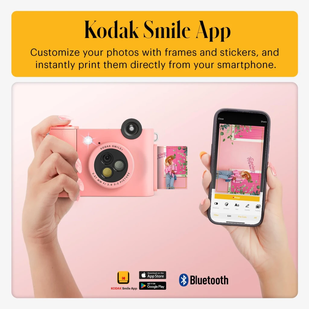Kodak Instant Camera Smile+ 2x3 rosa, vista lifestyle: cámara en mano imprimiendo foto, smartphone con app Kodak Smile vía