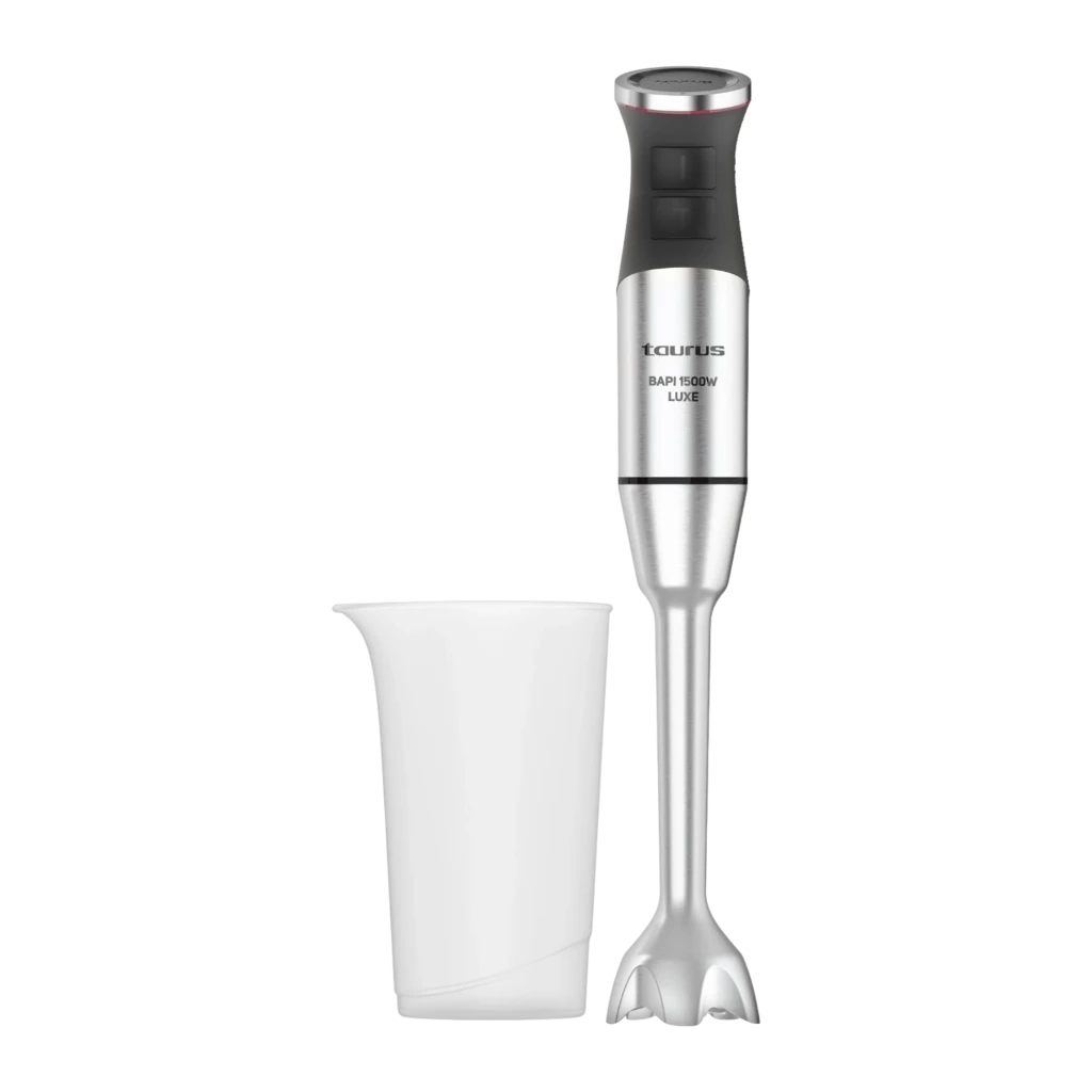 Taurus BAPI 1500 Inox, vista frontal: batidora de mano inox con vaso medidor blanco sobre fondo negro