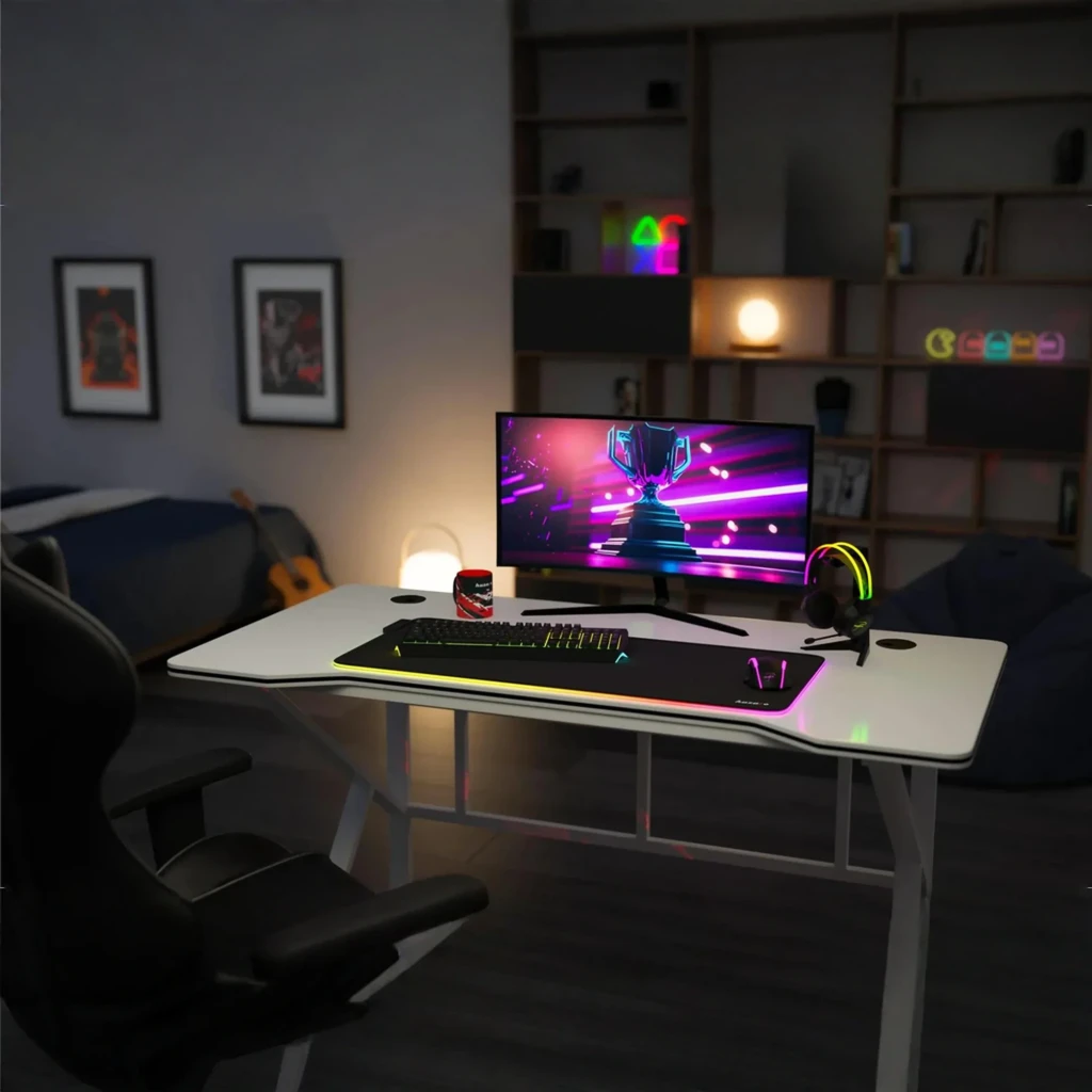 Huzaro Mesa gaming Hero 1.6 Blanca, vista de ambiente: escritorio blanco con RGB, monitor, teclado y auriculares en