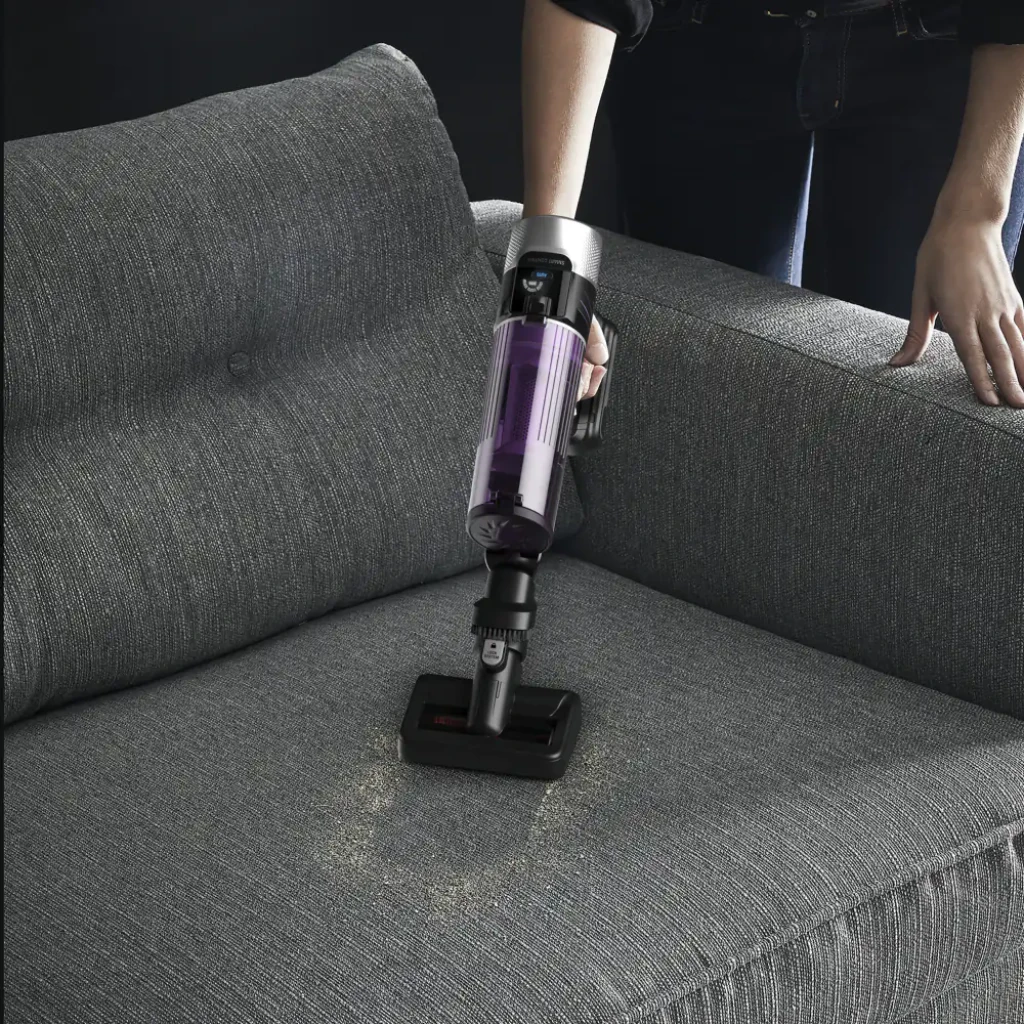 Rowenta X-Force Flex 9.60 Allergy RH2037WO negro púrpura, uso: limpiando tapizado de sofá gris con boquilla especial