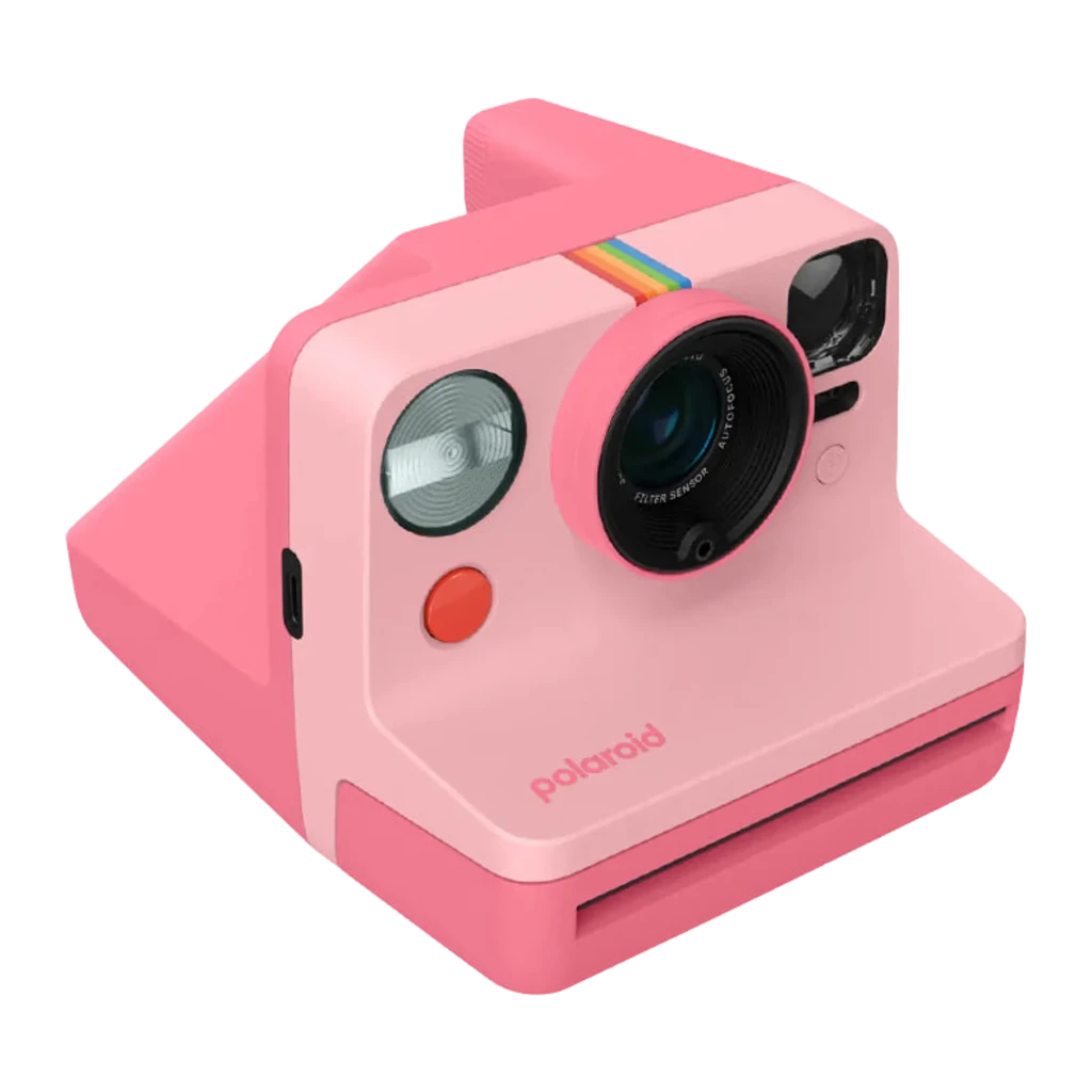 Polaroid Now Generation 3 Rosa, vista en ángulo: cuerpo completo, lente autofocus, flash y botón rojo