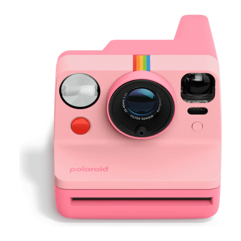Polaroid Now Generation 3 Rosa, vista frontal: objetivo autofocus, flash circular, botón rojo y franja arcoíris