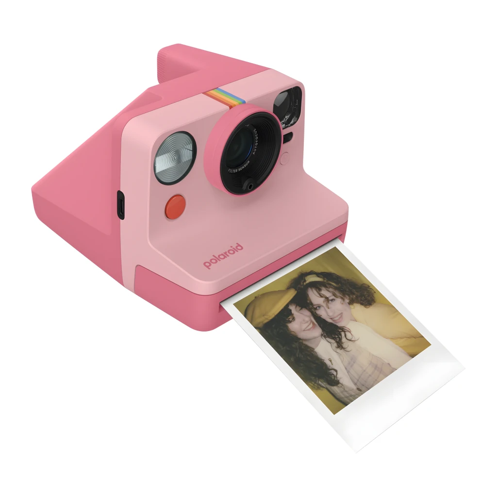 Polaroid Now Generation 3 Rosa, vista en ángulo: foto instantánea saliendo por la ranura inferior con dos personas