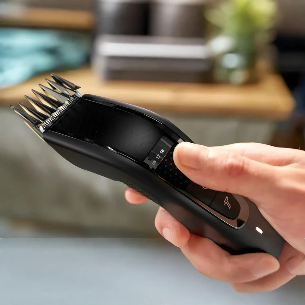 Philips Hairclipper Series 7000 HC7650/15 negro, detalle: mano ajustando la rueda de longitud con peine accesorio