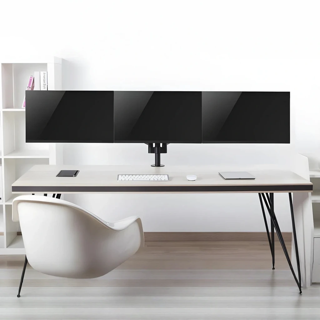 Equip 650134 soporte triple monitores 17-27" negro, vista frontal en escritorio: tres pantallas alineadas sobre base central