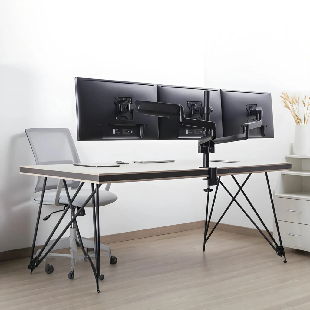 Equip 650134 soporte triple monitores negro, escena: tres monitores en escritorio de oficina con brazos articulados negros