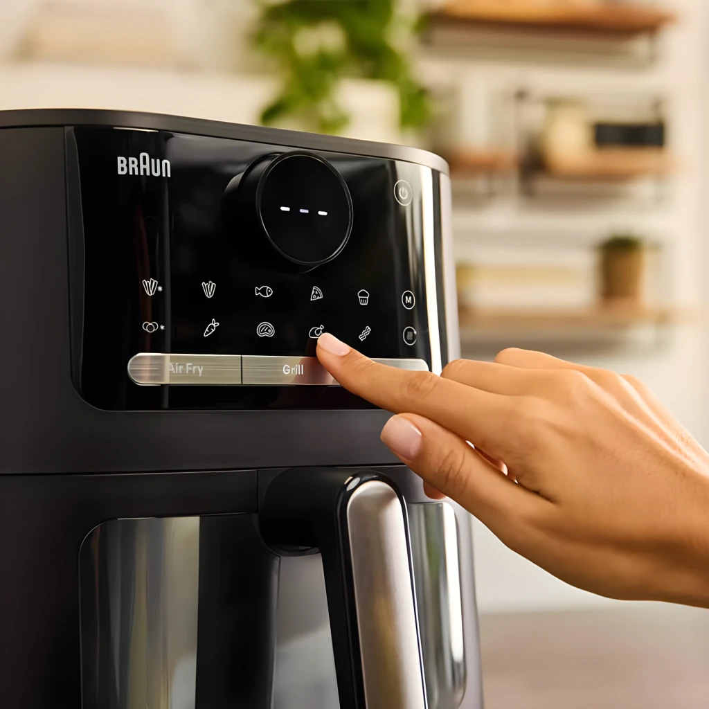 Braun Friteuse Air HF Multifry 5 HF5075IBK Noir Gris, panneau tactile: main sélectionnant mode Grill sur écran avec icônes