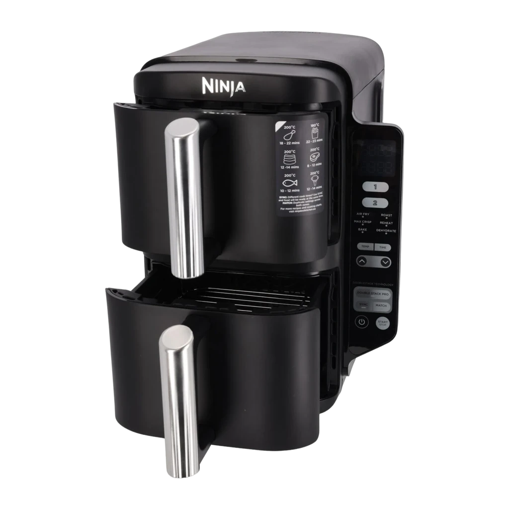 Ninja Double Stack SL300EU negro, vista lateral izquierda: cajón superior abierto con guía de cocción y rejilla inferior