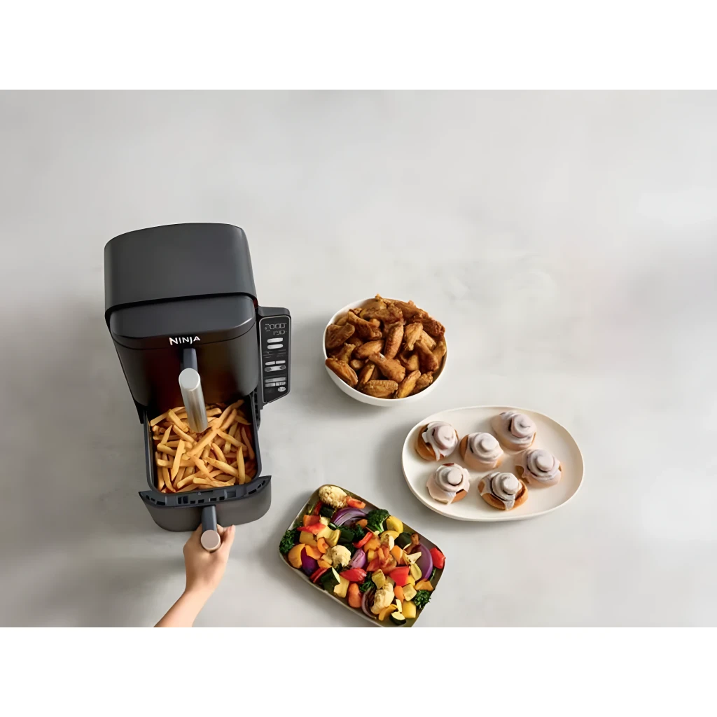Ninja Freidora Aire Double Stack SL300EU 7,6L Negro, vista cenital: cesta abierta con patatas fritas y platos de alimentos