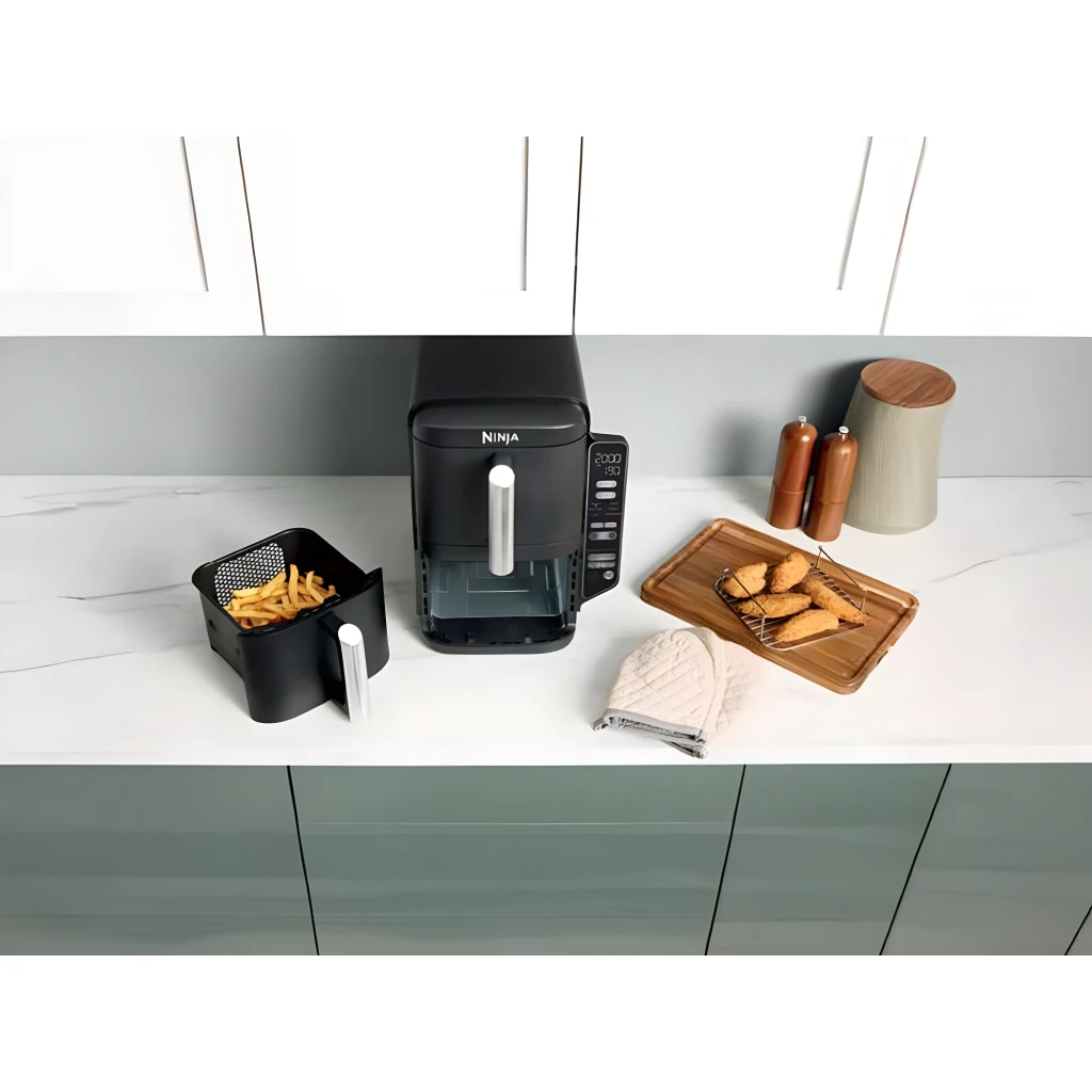 Ninja Freidora Aire Double Stack SL300EU 7,6L Negro, vista cocina: cesta extraída con patatas fritas y alitas en bandeja de