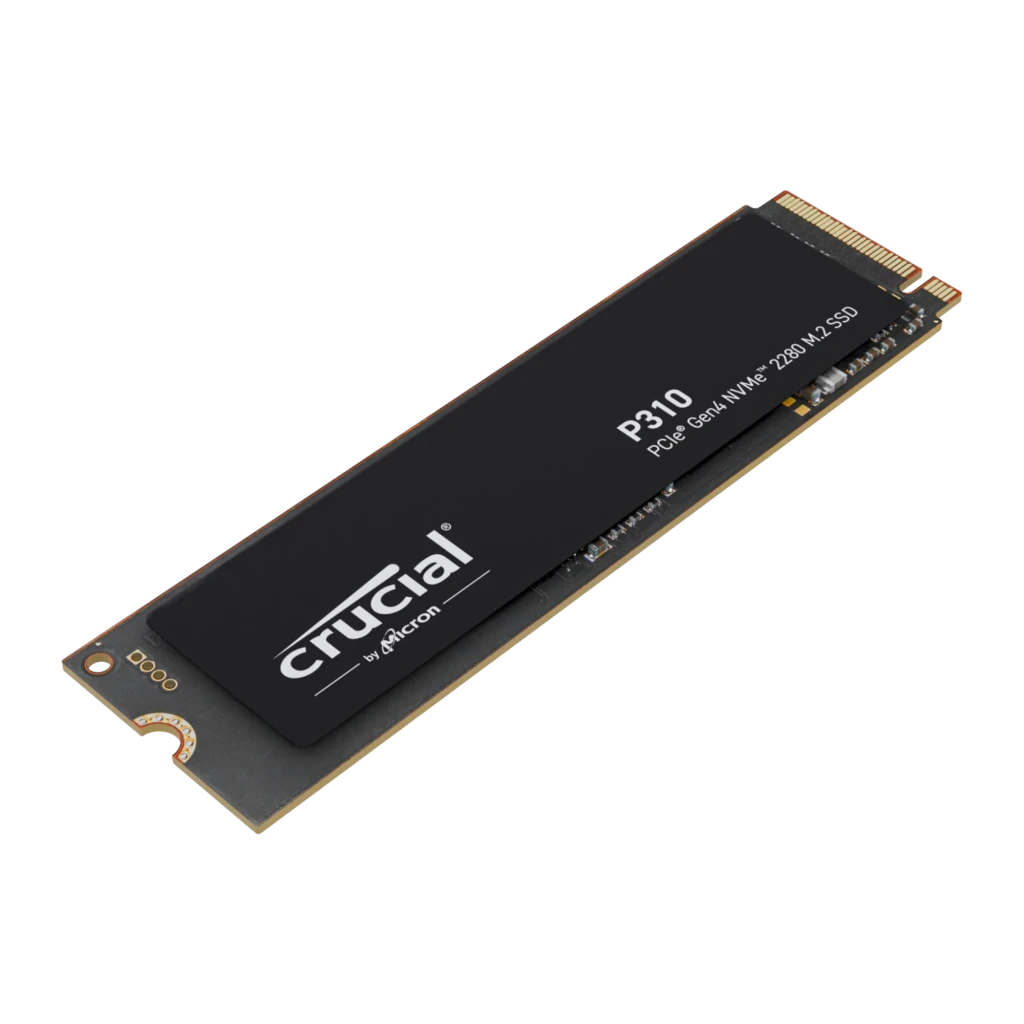 Crucial P310 500GB M.2 NVMe negro, vista en ángulo elevado: perspectiva diagonal alta que muestra cara superior y lateral