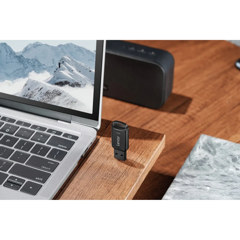 Lexar JumpDrive M400 64GB negro, uso: pendrive conectado a puerto USB de portátil sobre escritorio de madera