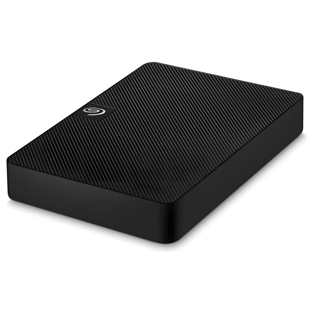 Seagate Expansion STKN1000400 1TB negro, vista en perspectiva: superficie texturizada en diagonal y logo Seagate en esquina
