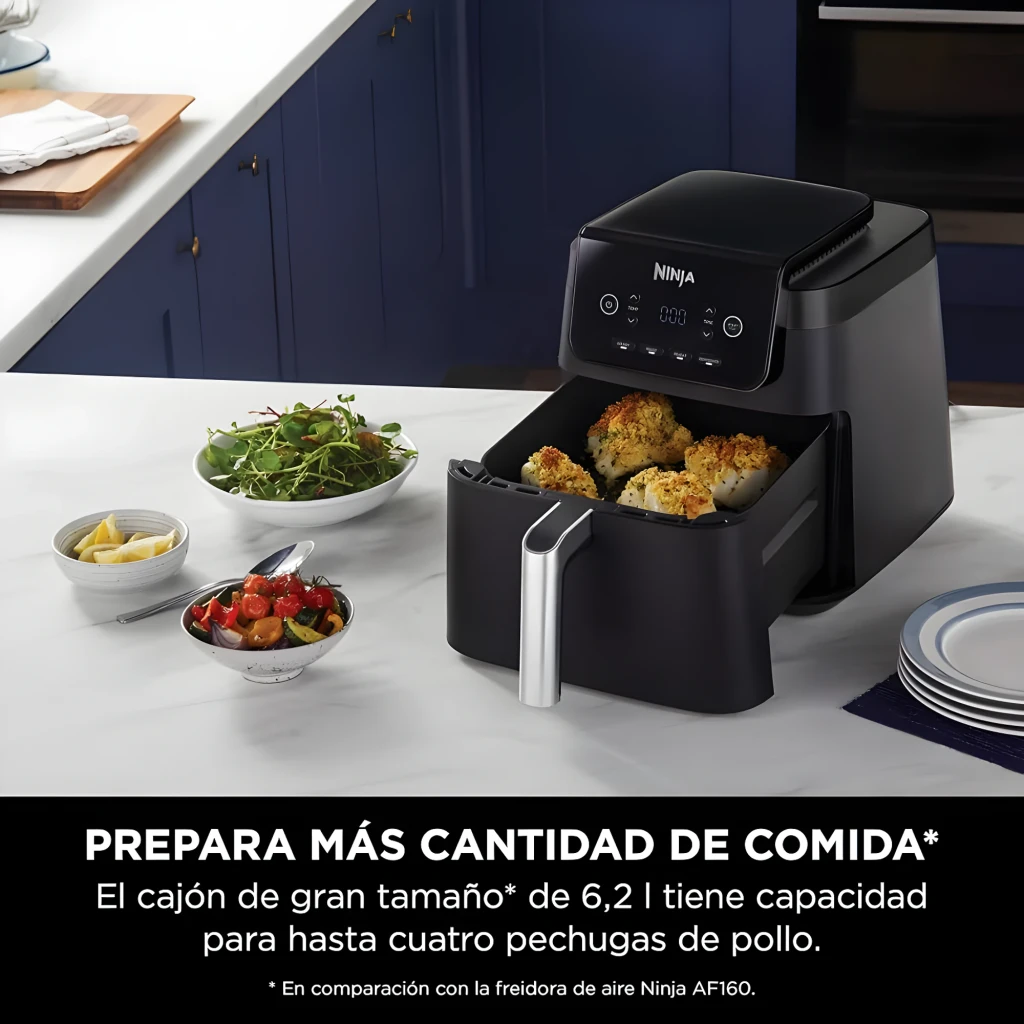 Ninja Freidora de Aire AF170EU 6.2L Negro, vista lifestyle: cajón abierto con alimentos dorados en cocina azul con bowls de