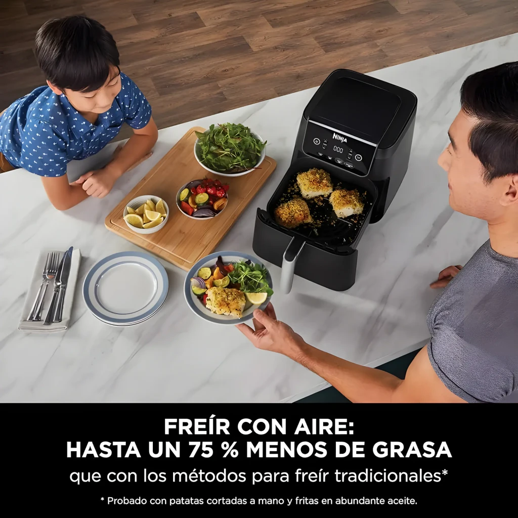 Ninja Freidora de Aire AF170EU 6.2L Negro, escena: cajón abierto con alimentos cocinados, adulto y niño en mesa de cocina