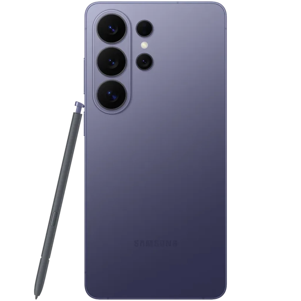 Trasera violeta cobalto con cuatro cámaras grandes y flash, acabado mate premium y S Pen a juego apoyado al lado; bordes curvos y logo Samsung sutil