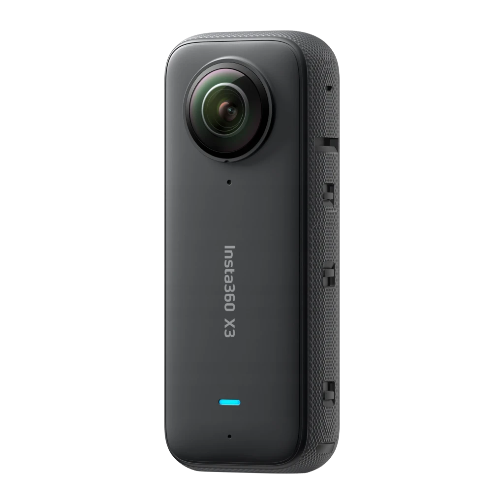 Cámara 360 Insta360 X3 negra, cuerpo compacto vertical con lente gran angular saliente, pantalla frontal y laterales texturizados para mejor agarre