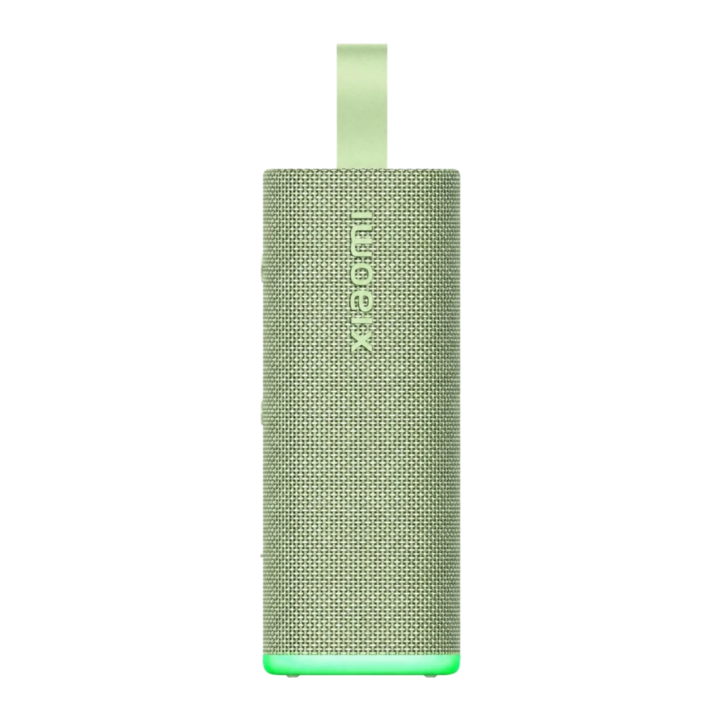 Altavoz portátil verde con malla textil, asa superior, botones laterales y base luminosa. Diseño compacto y resistente, estilo moderno Xiaomi
