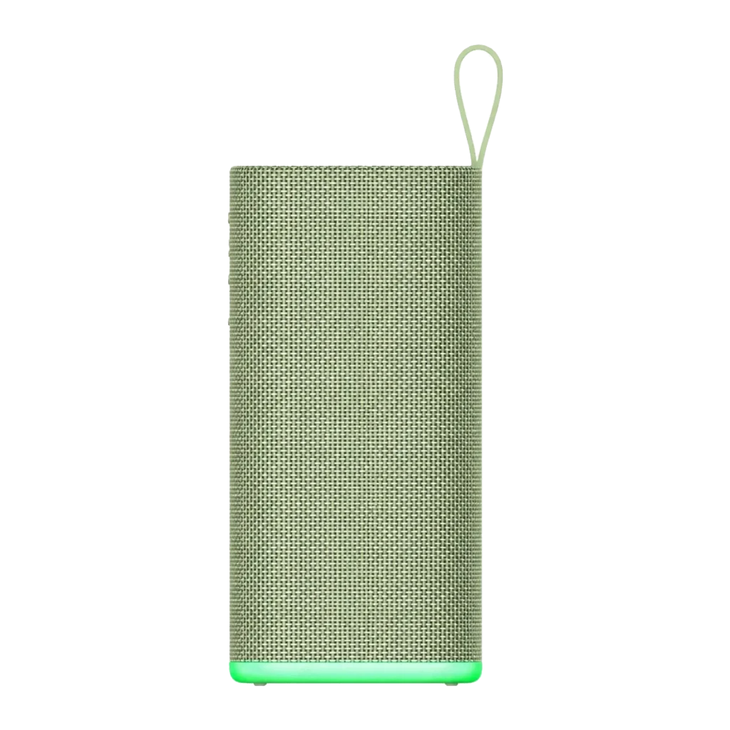 Altavoz Bluetooth Xiaomi Sound Play verde, cilíndrico con malla textil, base luminosa y correa lateral; diseño compacto resistente IP68, potencia 18W y 14h