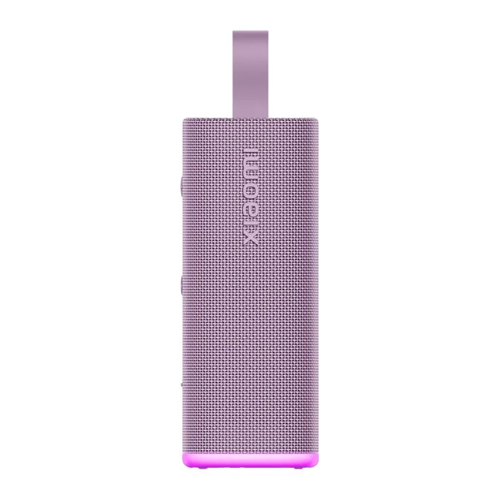 Altavoz portátil púrpura con rejilla metálica, correa superior y barra LED inferior rosa; botones laterales discretos y diseño rectangular compacto