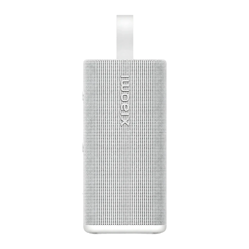 Altavoz portátil blanco con rejilla metálica frontal, correa superior para transporte, botones laterales y logotipo Xiaomi en relieve vertical