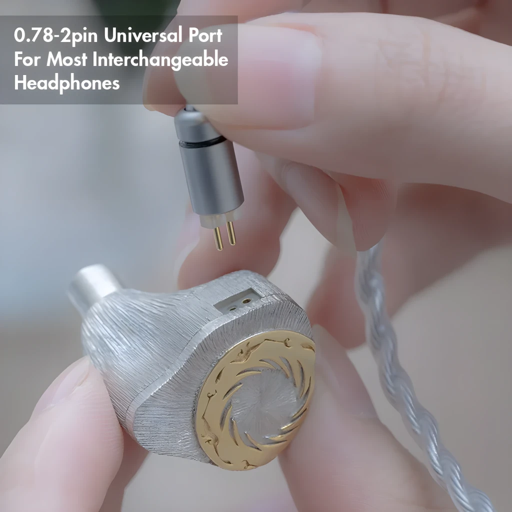 Conector 0.78-2pin universal para auriculares intercambiables, cuerpo metálico texturizado con detalle dorado y cable plateado trenzado, puerto USB-C DAC/AMP