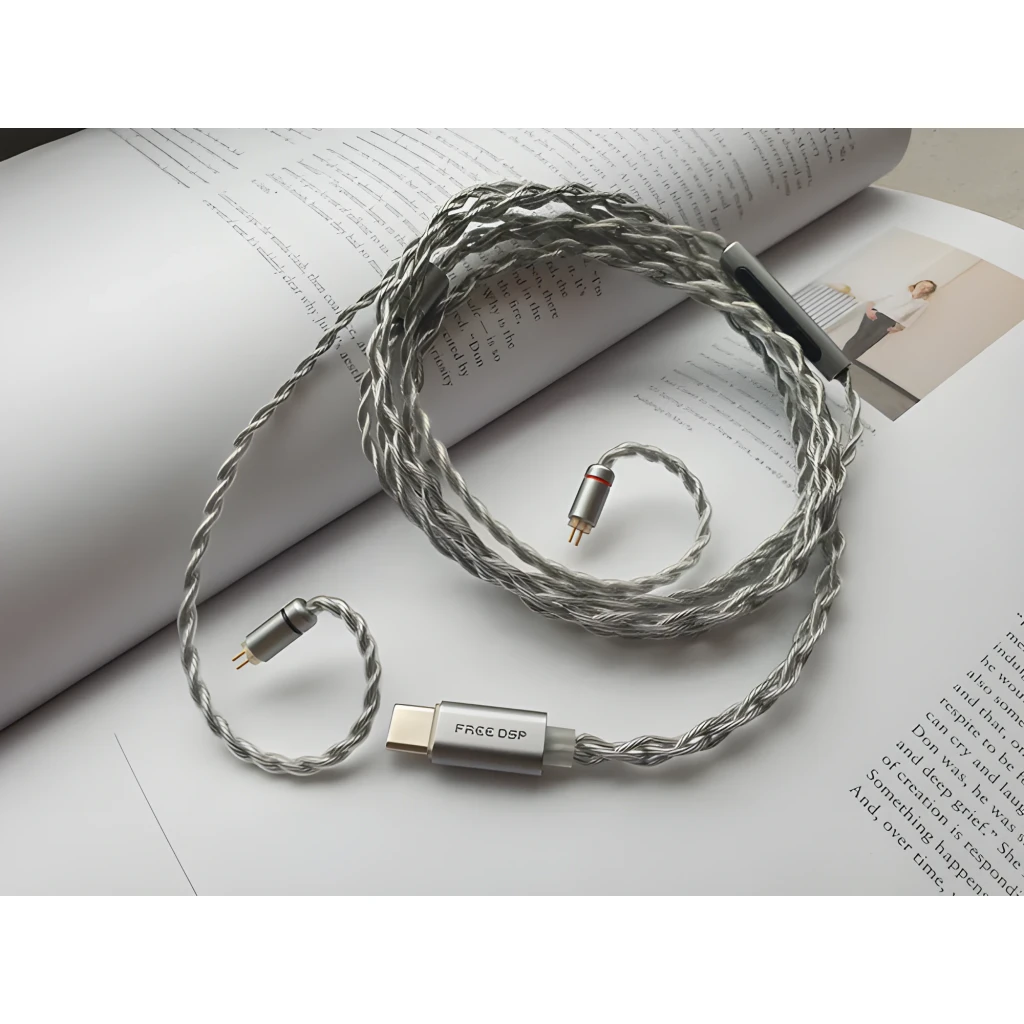 Cable Moondrop Free DSP en color plateado, trenzado, con conector USB-C y salida balanceada MMCX; módulo DAC/AMP con serigrafía FREE DSP y adaptador angular