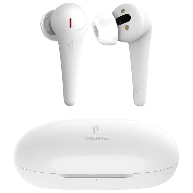 1MORE ComfoBuds Pro Branco sem selo: earbuds brancos com haste longa, detalhes em cinza e vermelho, estojo oval branco com logo 1MORE discreto