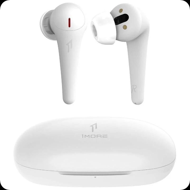 1MORE ComfoBuds Pro Branco sem selo: earbuds brancos com haste longa, detalhes em cinza e vermelho, estojo oval branco com logo 1MORE discreto