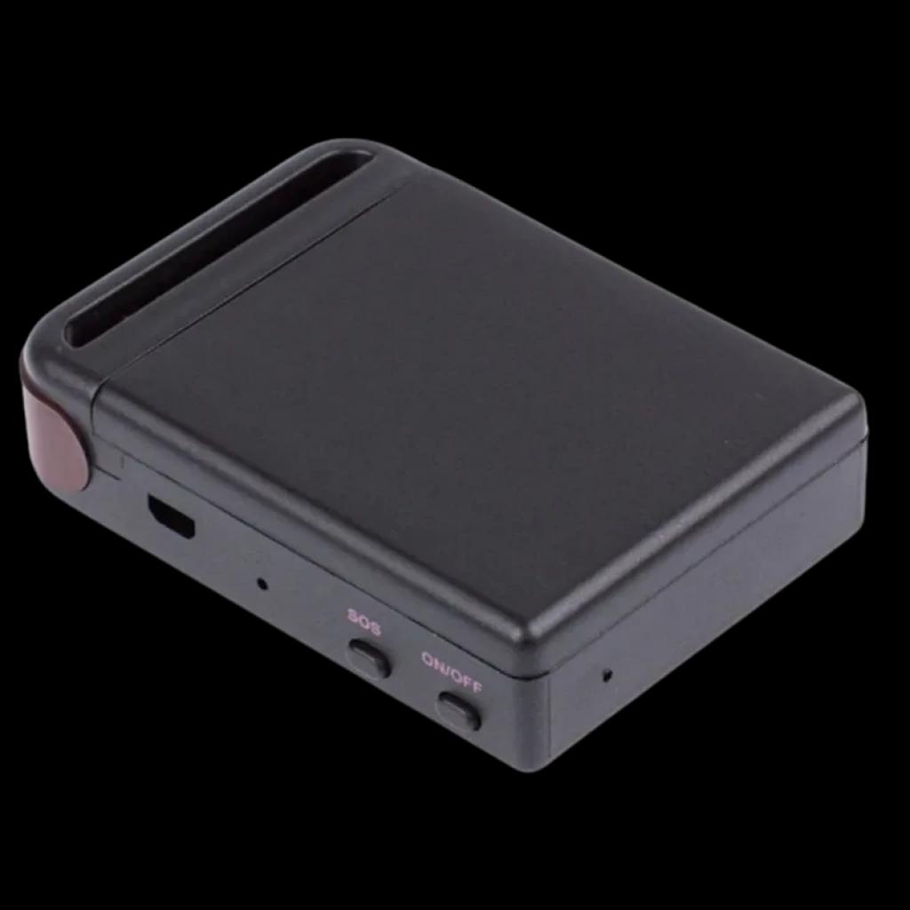 Rastreador GPS GSM compacto em caixa preta, formato retangular com cantos arredondados, botões SOS e ON/OFF laterais e porta micro USB para carregamento