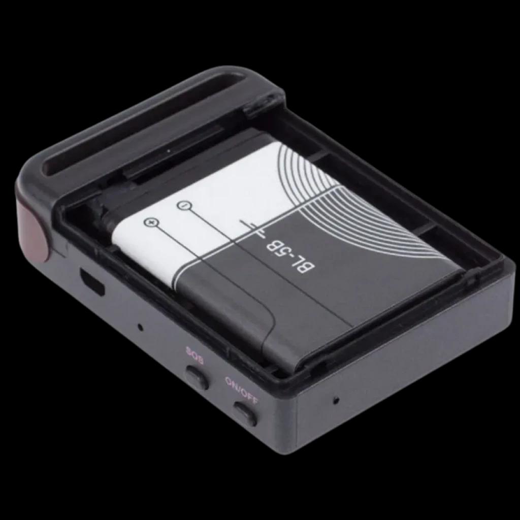 GPS Tracker/GSM compacto em caixa preta, com bateria BL-5B removível exposta, botões SOS e ON/OFF laterais e porta para carregamento/slot SIM.
