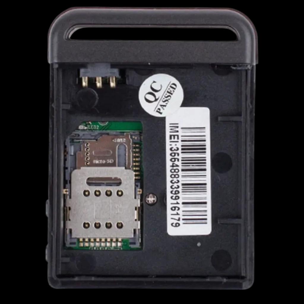 Módulo GPS Tracker/GSM com slot para SIM e microSD expostos, etiqueta IMEI e conector de pinos superior em caixa plástica preta compacta
