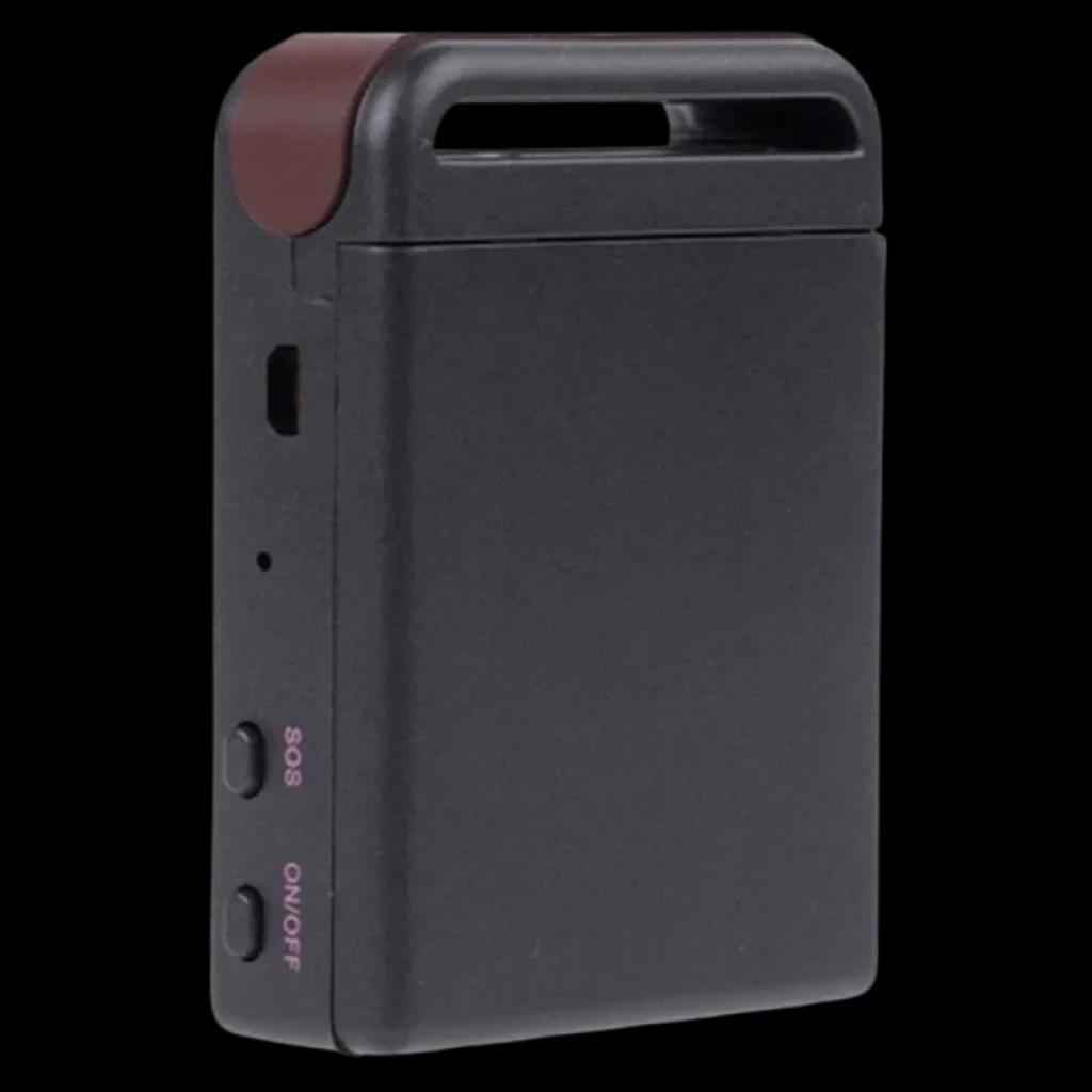Rastreador GPS/GSM compacto preto com corpo retangular, borda superior marrom, slot lateral, botões SOS e ON/OFF, design portátil para fixação fácil