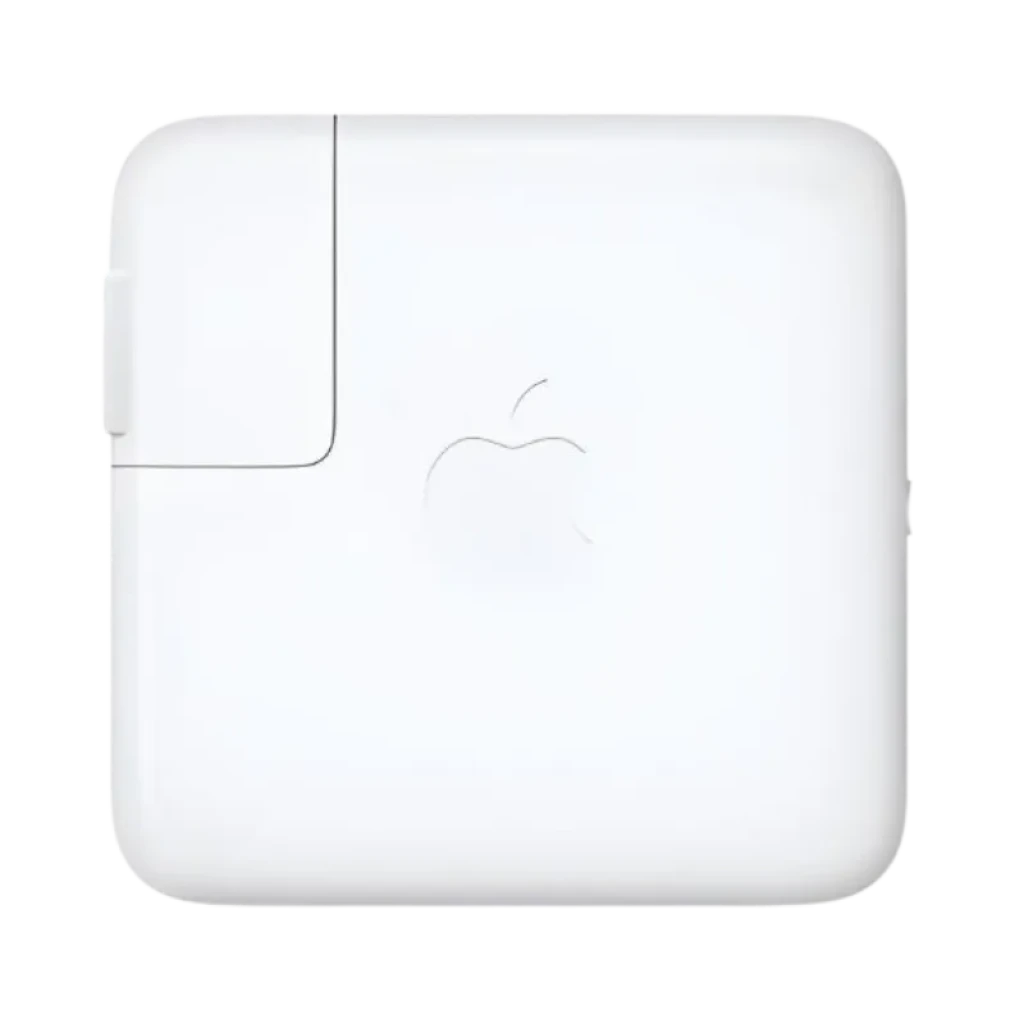 Bloc d’alimentation Apple blanc compact avec logo gravé, coin anguleux et enrouleur de câble intégré, finition brillante, format carré épuré