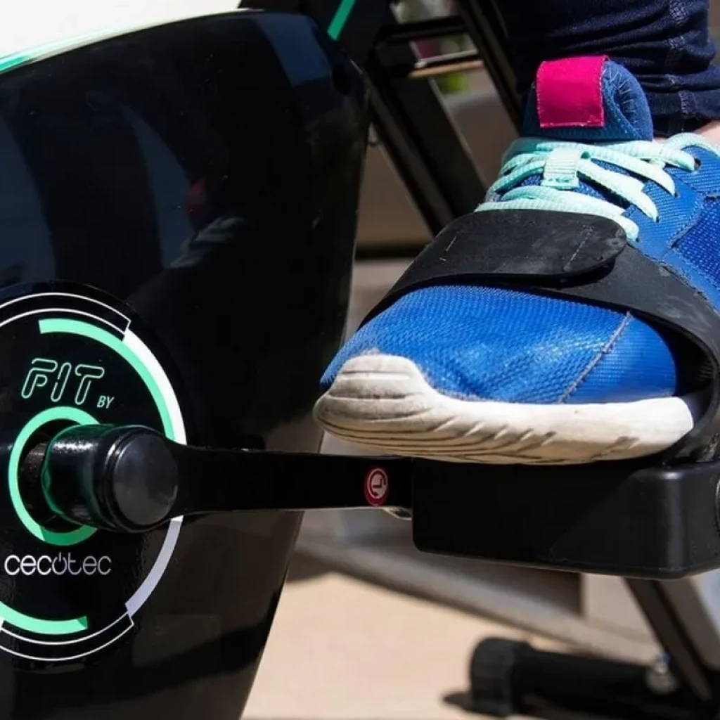 Pedal con correa ajustable en la Bicicleta Estática Plegable X-Bike, biela robusta y diseño negro con detalles verdes que aportan estabilidad y sujeción.