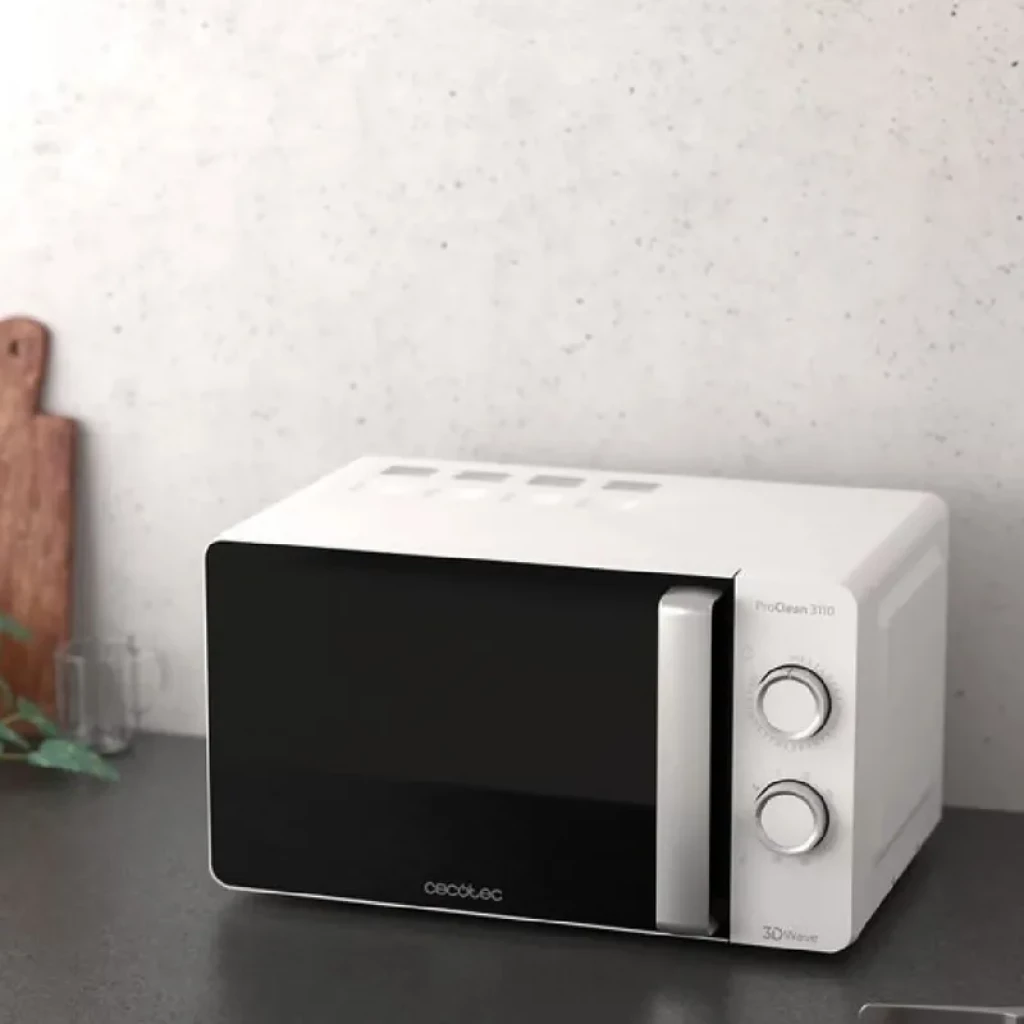 Micro-ondas Cecotec ProClean 3110 branco com porta espelhada preta, puxador cromado e dois botões rotativos frontais; design compacto para bancada