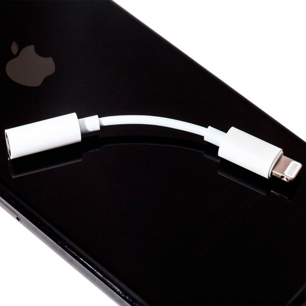 Adaptador Apple Lightning a mini jack 3.5 mm hembra, color blanco, corto y flexible, con conector Lightning metálico y puerto de audio cilíndrico en el