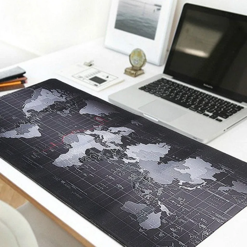 Alfombrilla para Ratón XXL World con mapa mundial gris sobre fondo negro, superficie amplia antideslizante y bordes reforzados para escritorio moderno