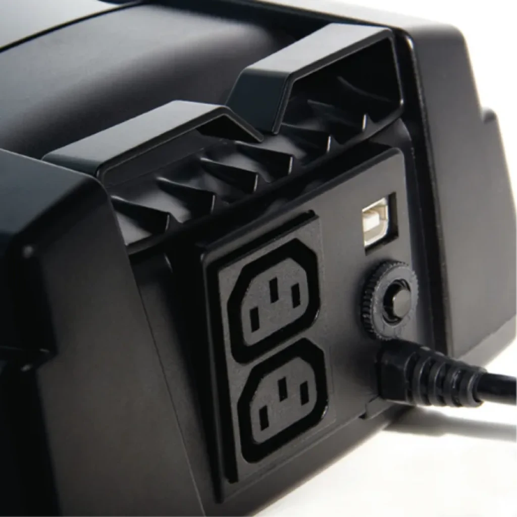 SAI Riello iPlug 480W 800VA con dos tomas de salida IEC, interruptor iluminado y puerto de carga; carcasa negra robusta con rejilla de ventilación