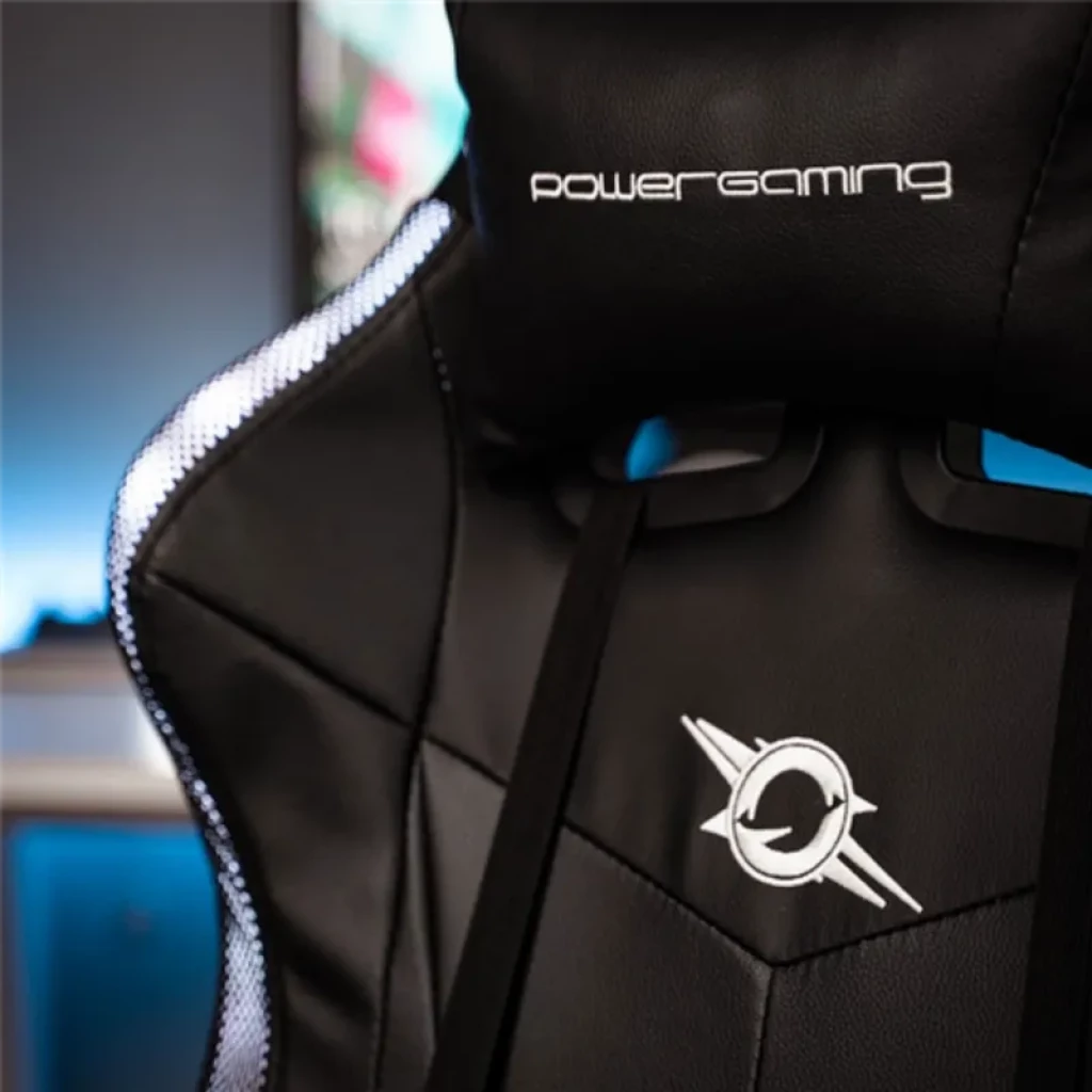 Chaise gaming noire PowerGaming avec LED RGB latérales, appuie-tête rembourré, surpiqûres sport et logo brodé, avec repose-pieds intégré