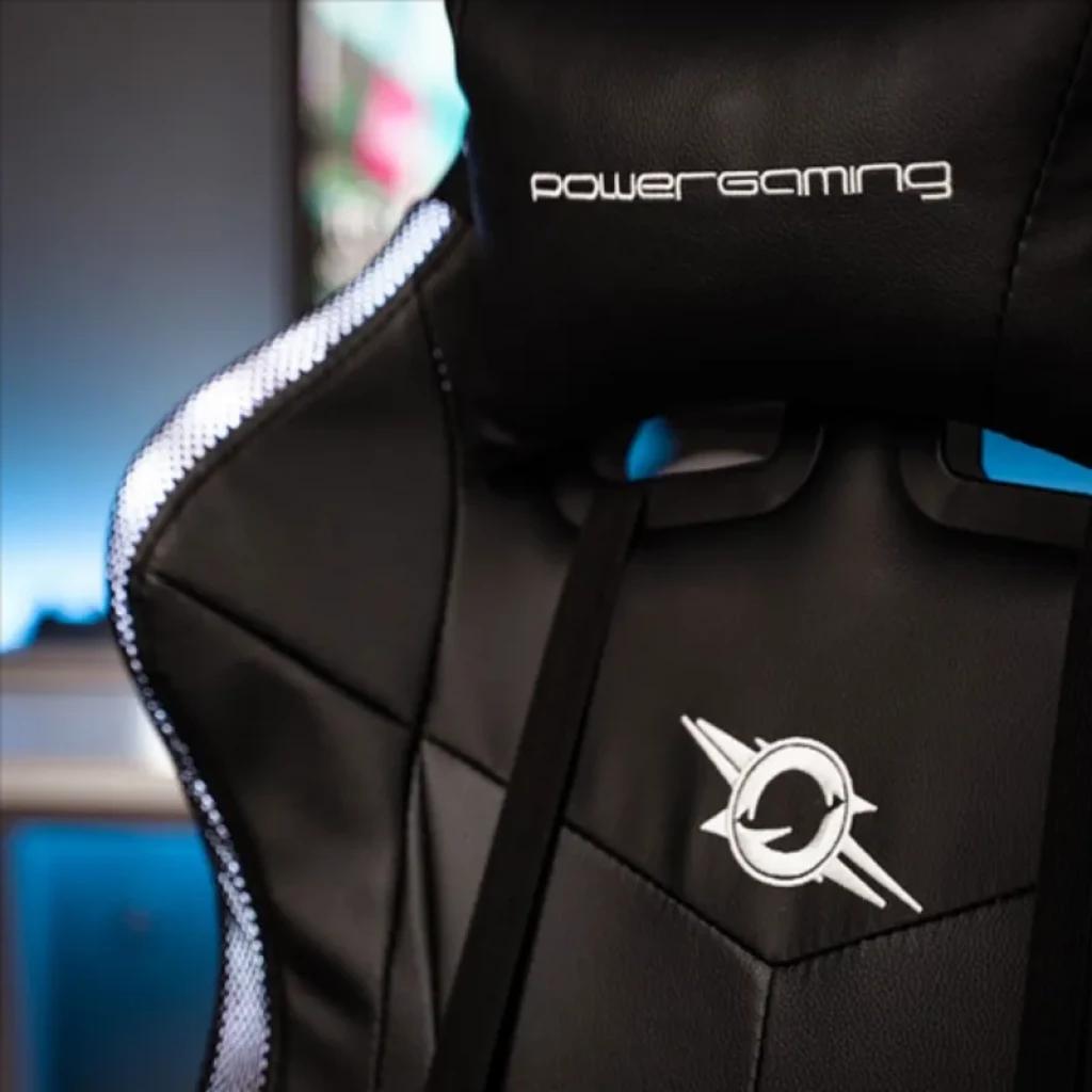 Chaise gaming noire PowerGaming avec LED RGB latérales, appuie-tête rembourré, surpiqûres sport et logo brodé, avec repose-pieds intégré