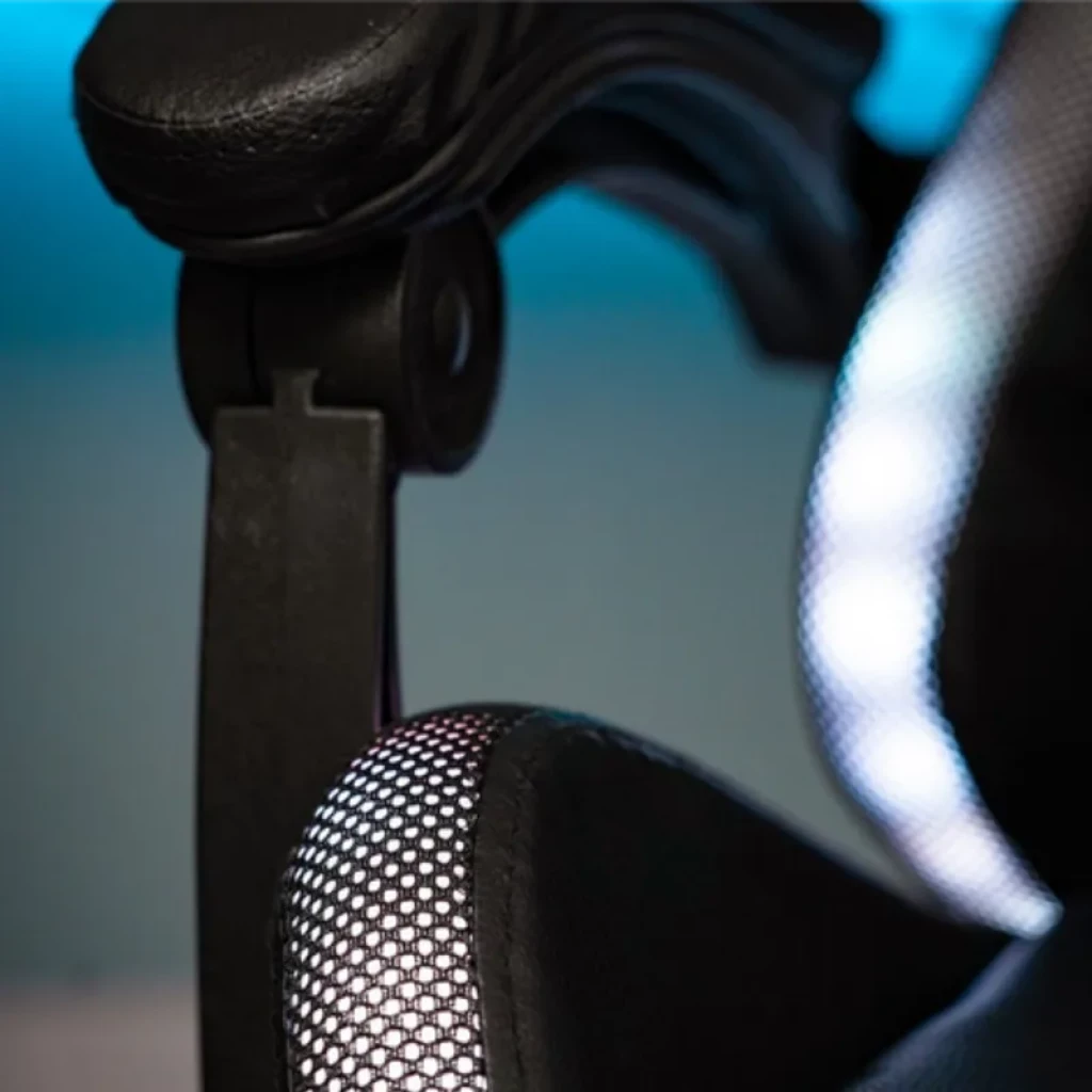 Accoudoir de chaise gaming noir avec maille respirante et éclairage LED RGB, détails soignés et mousse rembourrée pour confort et style moderne