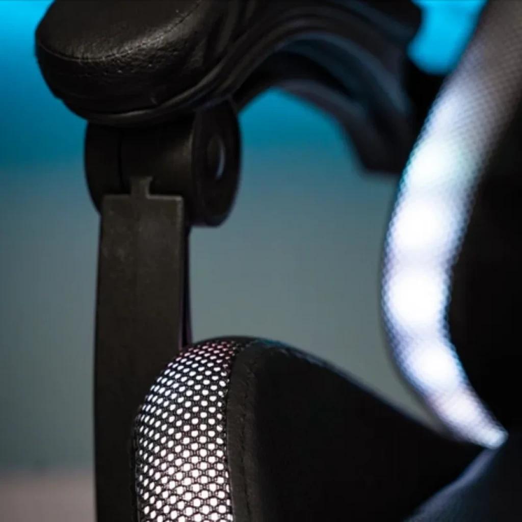 Accoudoir de chaise gaming noir avec maille respirante et éclairage LED RGB, détails soignés et mousse rembourrée pour confort et style moderne